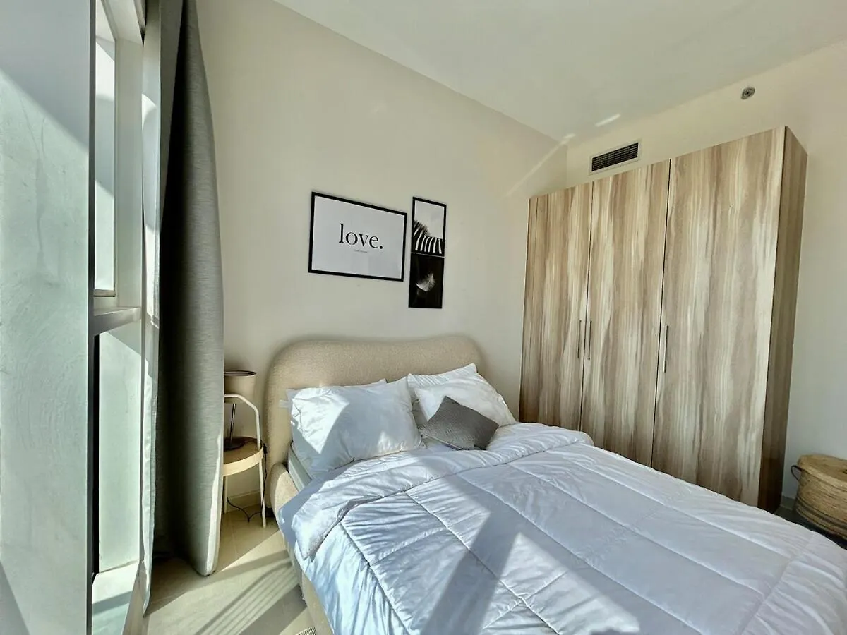 Homes2Retreat - Golf & Desert Views Luxe 1Br Escape Dubai Apartment