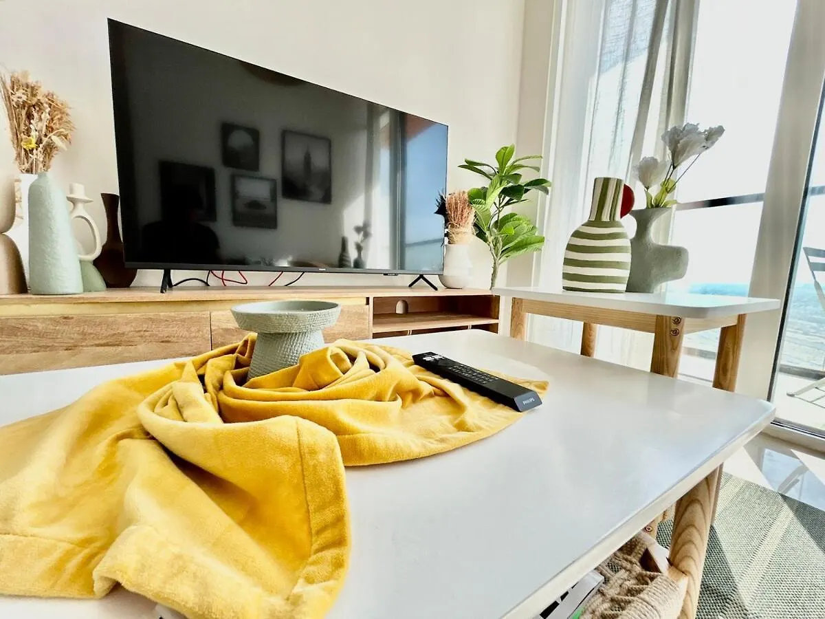 Apartment Homes2Retreat - Golf & Desert Views Luxe 1Br Escape Dubai